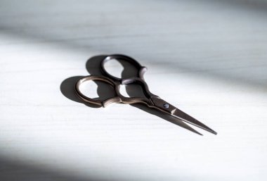 Pencereden yansıyan arka planda retro tuşlar ve makas 