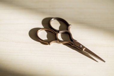 Pencereden yansıyan arka planda retro tuşlar ve makas 