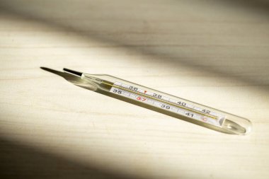 Tıbbi termometre parlak gölgelerde pencere ışığından...