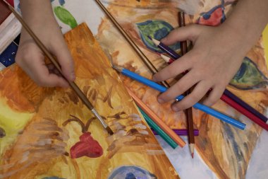 Çocukların çizdiği kırmızı kedi, çocukların yaratıcılığı. 