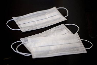 Koronavirüsten korunmak için tıbbi maskeler. virüsten korunuyor