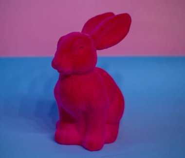 Pembe plastik tavşan arka planda. çocuk oyuncağı