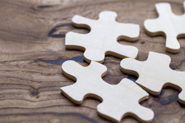 Ahşap bir yüzeye yakın plan yapboz parçaları.