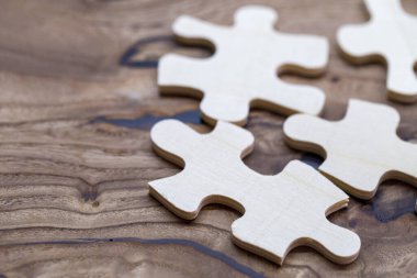 Ahşap bir yüzeye yakın plan yapboz parçaları.