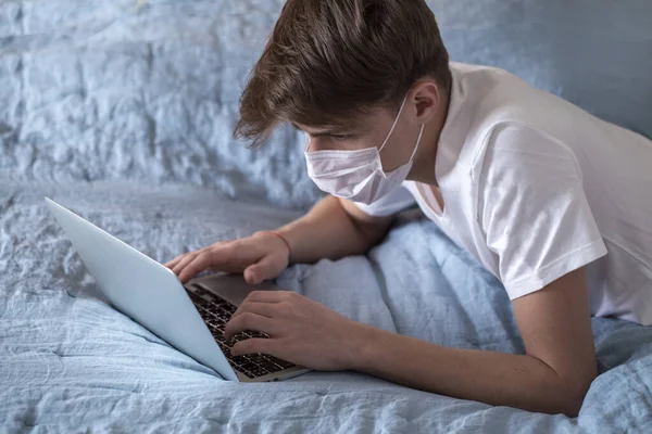 Korona Virüsü Yüzünden Maske Takan Evde Eğitim Görmüş Bir Genç — Stok fotoğraf