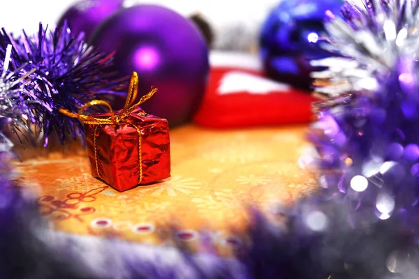Topları ve hediyeleri olan bir Noel arkaplanı. — Stok fotoğraf