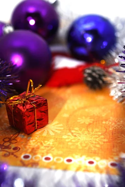 Sfondo natalizio con palline e regalo, biglietto di auguri — Foto Stock