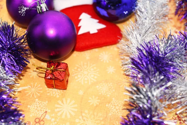 クリスマスの背景にボールとギフト、グリーティングカード — ストック写真