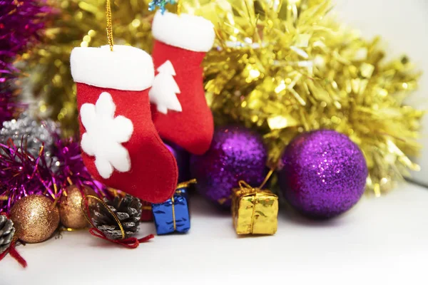 Calza di Natale tra regali e giocattoli natalizi — Foto Stock