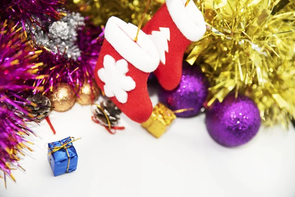 Hediyeler ve Noel oyuncakları arasında Noel çorabı — Stok fotoğraf