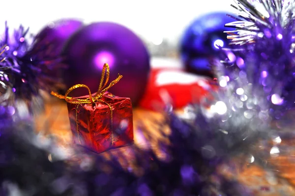 Χριστουγεννιάτικο φόντο με μπάλες και δώρο, ευχετήρια κάρτα — Φωτογραφία Αρχείου