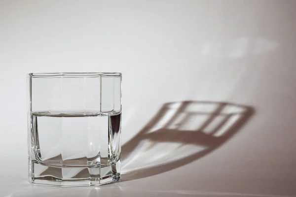 Vetro sfaccettato con acqua chiara o liquido — Foto Stock