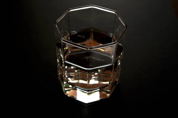 Verre facetté avec de l'eau claire ou liquide — Photo