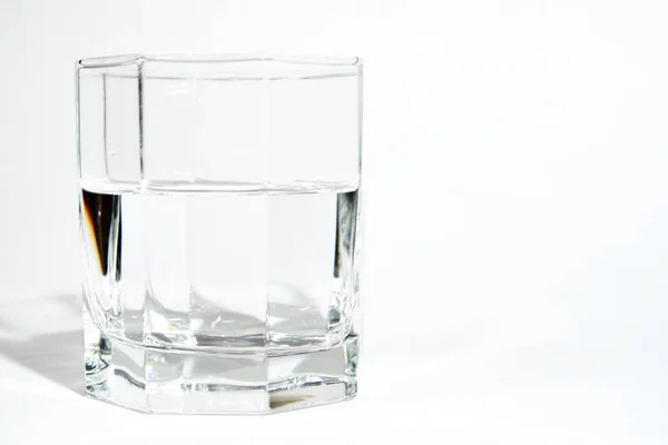 澄んだ水や液体を含んだファセットグラス — ストック写真