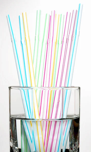 Egy pohár tiszta vizet szívószállal egy koktélhoz. — Stock Fotó