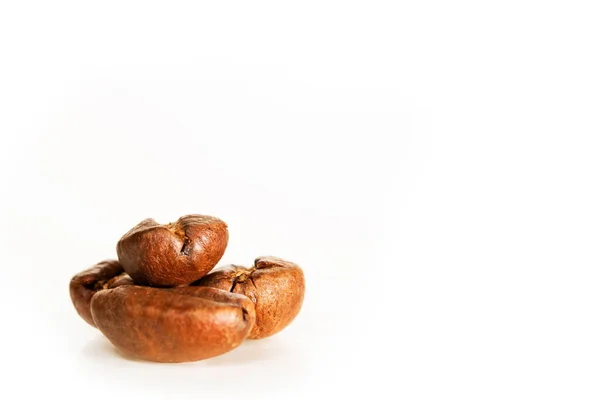 Kaffeebohnen in Nahaufnahme auf weißem Hintergrund — Stockfoto