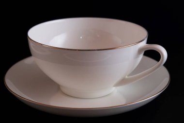 Beyaz çay bardağı ve tabağı