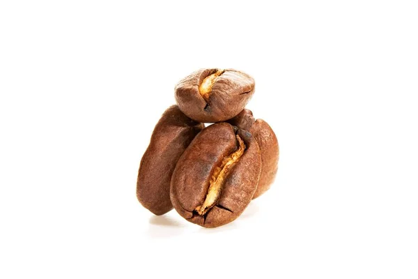 Kaffeebohnen in Nahaufnahme auf weißem Hintergrund — Stockfoto