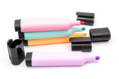 Beyaz arkaplanda renkli işaretler