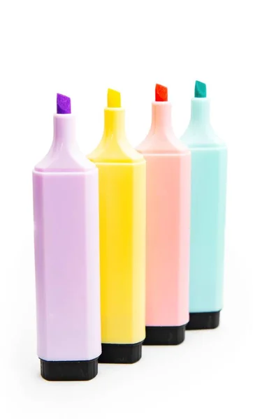 Marcadores coloridos em um fundo branco — Fotografia de Stock