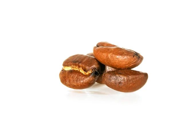 Kaffeebohnen in Nahaufnahme auf weißem Hintergrund — Stockfoto