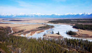 Nehir vadisinde karlı dağlar
