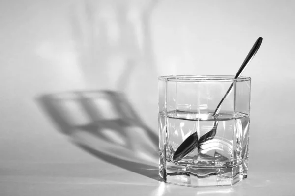 Cucchiaio di acciaio in un bicchiere con acqua limpida — Foto Stock