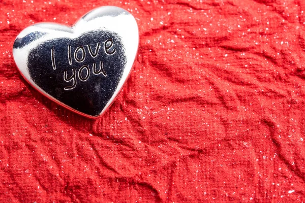 Železné srdce na červeném pozadí s nápisem Miluji tě — Stock fotografie