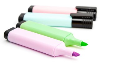 Beyaz arkaplanda renkli işaretler