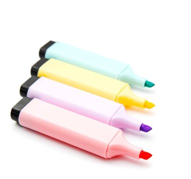 Beyaz arkaplanda renkli işaretler