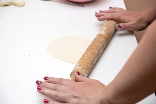 Samičí ruce připravují těsto — Stock fotografie