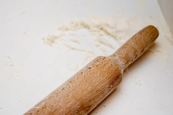 Nudelholz auf dem Tisch mit Mehl — Stockfoto