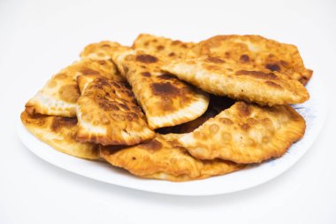 Kızarmış et köftesi bir plaka üzerinde