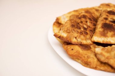 Kızarmış et köftesi bir plaka üzerinde