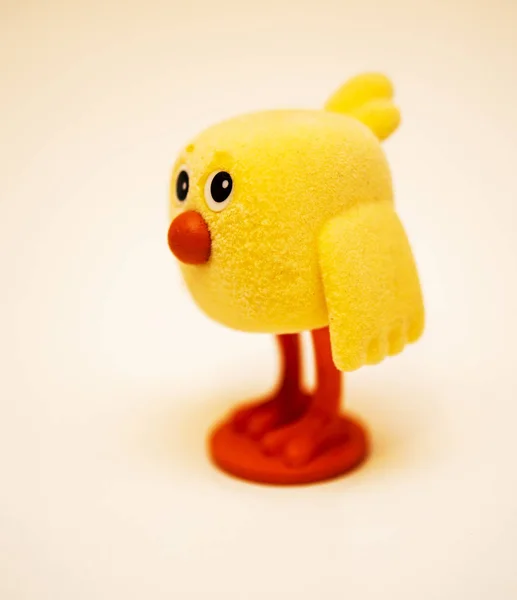 Frango de brinquedo amarelo — Fotografia de Stock