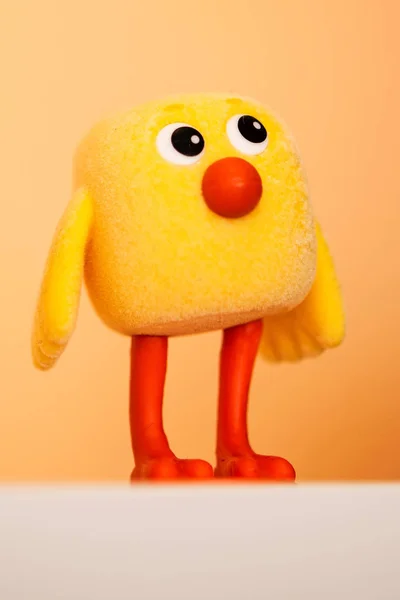 Frango de brinquedo amarelo — Fotografia de Stock