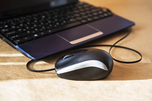 Mouse e laptop marrone del computer — Foto Stock