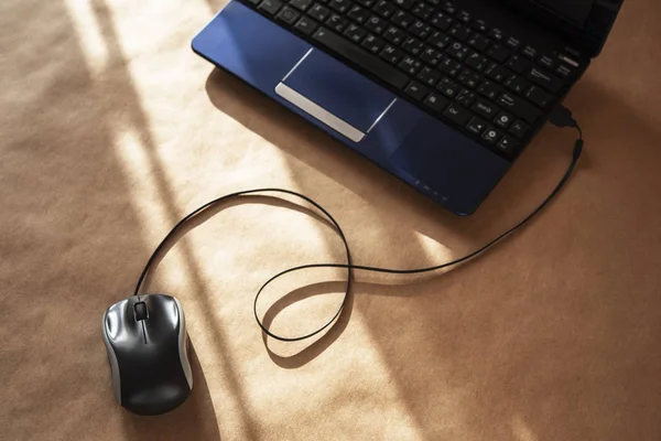 Mouse e laptop marrone del computer — Foto Stock