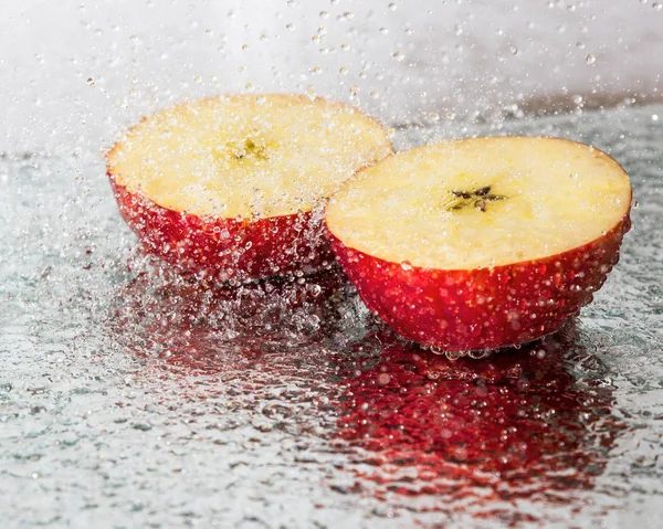 Dos rodajas de manzana en un spray de agua — Foto de Stock