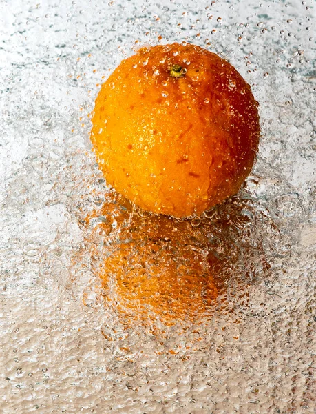 Naranja en spray de agua — Foto de Stock