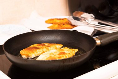 İki turta bir tavada pişirilir.