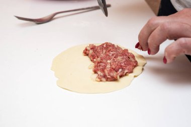 Kadın eli ile etli turta pişirmek