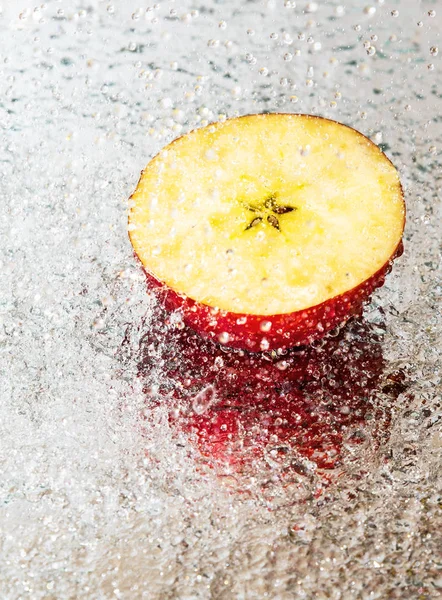 Rodaja de manzana en spray de agua — Foto de Stock