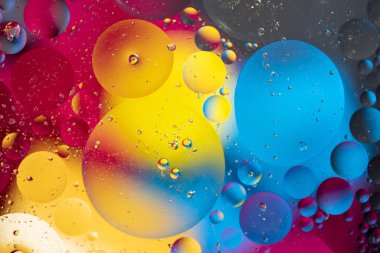 Renkli çemberlerden soyut duvar kağıdı