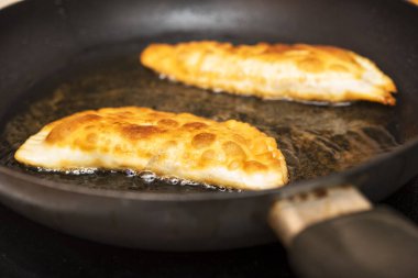 İki turta bir tavada kızarır.
