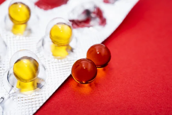 Gelbe Runde Pillen Blisterverpackung Nahaufnahme Roter Hintergrund — Stockfoto