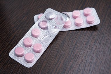 Masadaki pakette pembe haplar, yakın plan.