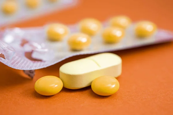 Yellow Pills Red Background Take Medicine Close — Stock Photo, Image