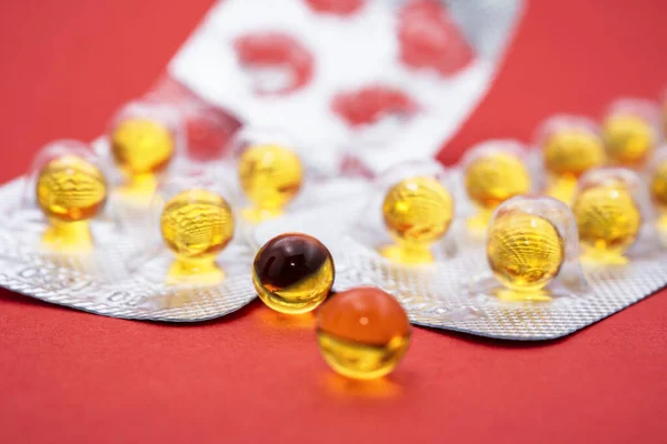 Fish Oil Pills Closeup Red Background — Stock Photo, Image