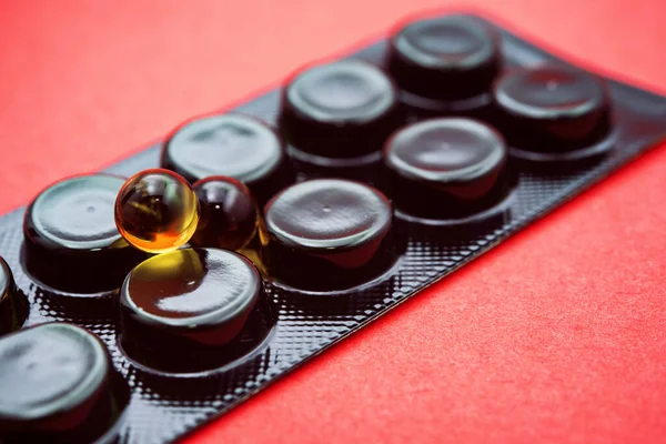 Vitamin Und Schwarze Packung Pillen Roter Hintergrund — Stockfoto